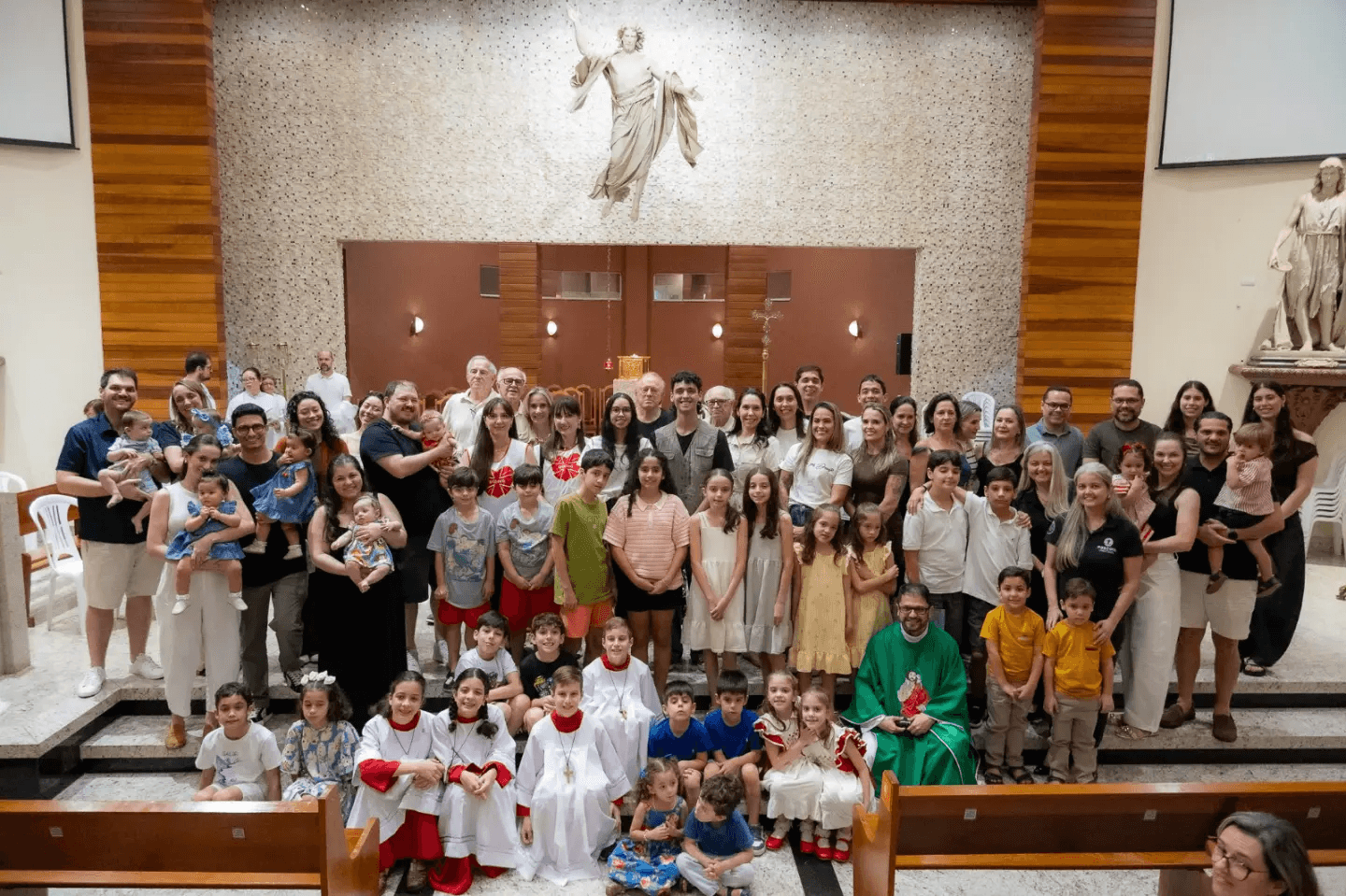 Comunidade celebra Santa Missa com bênção dedicada aos irmãos gêmeos